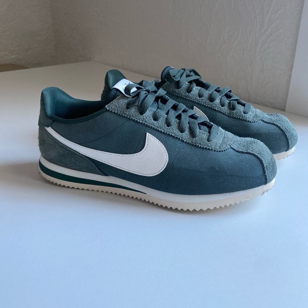 Nike Men's Teal and White Sneakers